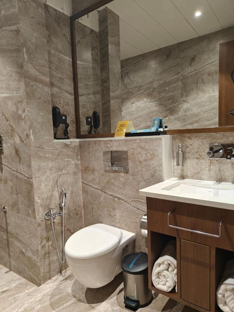 Kings Kraft Tremezzo Inn, Somnāth المظهر الخارجي الصورة