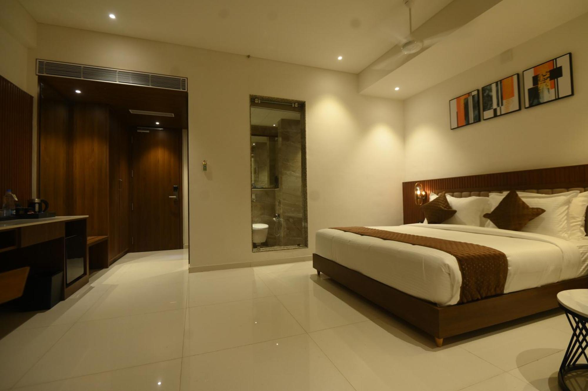 Kings Kraft Tremezzo Inn, Somnāth المظهر الخارجي الصورة