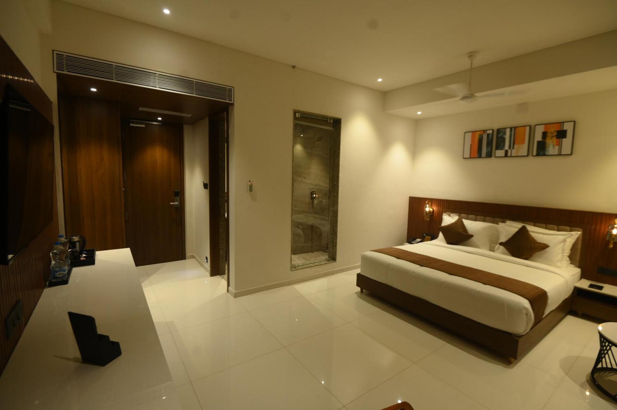 Kings Kraft Tremezzo Inn, Somnāth المظهر الخارجي الصورة